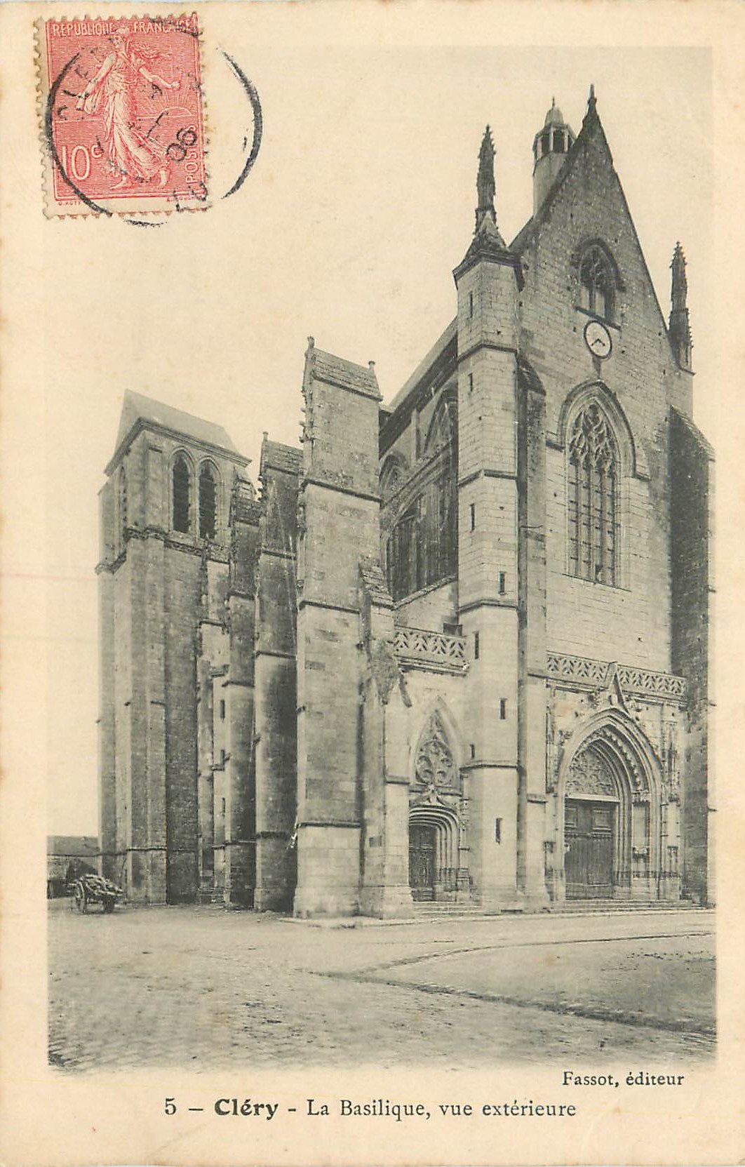 CPA Clery La Basilique vue Exterieure