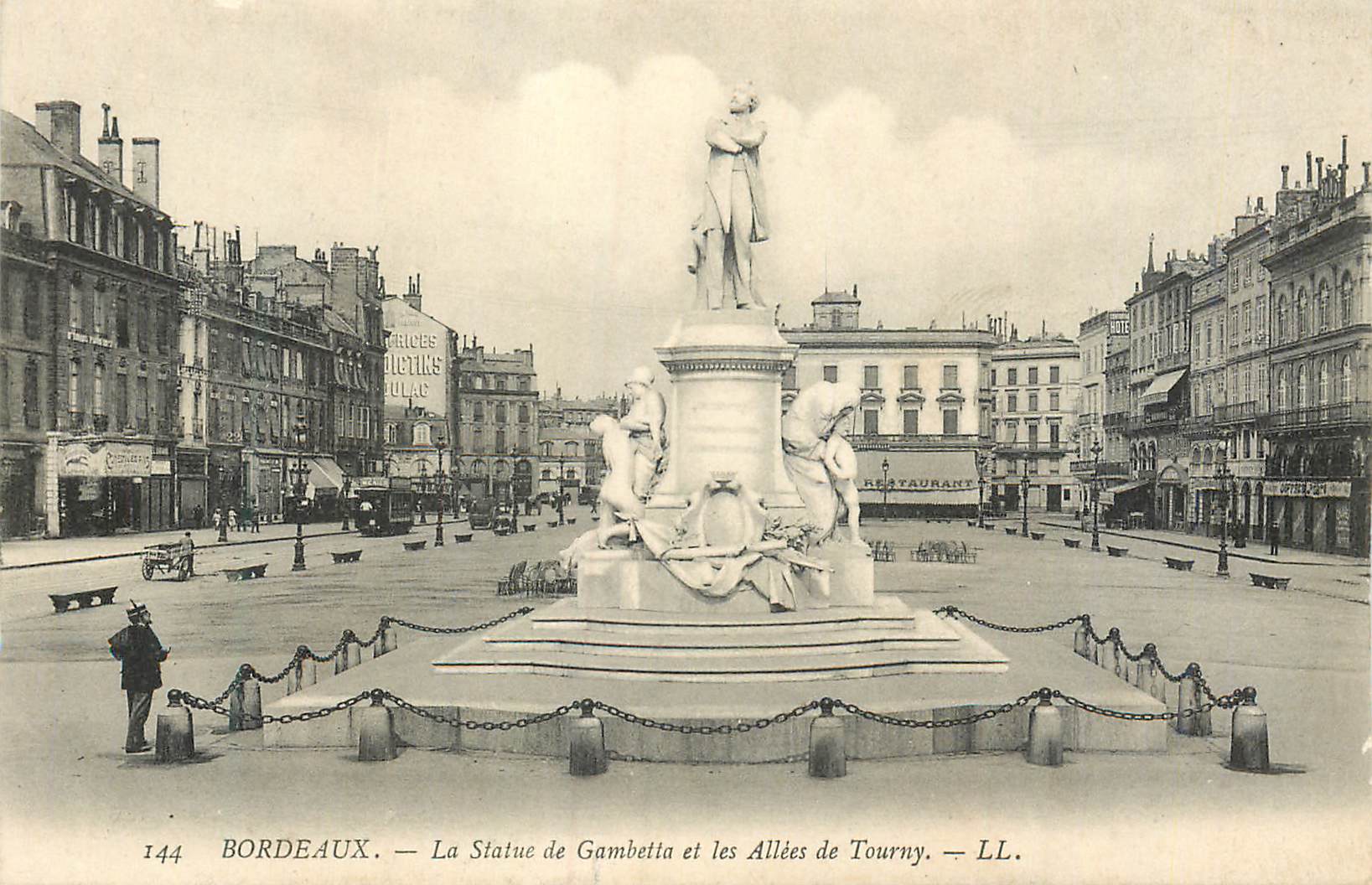 CPA Bordeaux La Statue de Gambetta et les Allees de Tourny