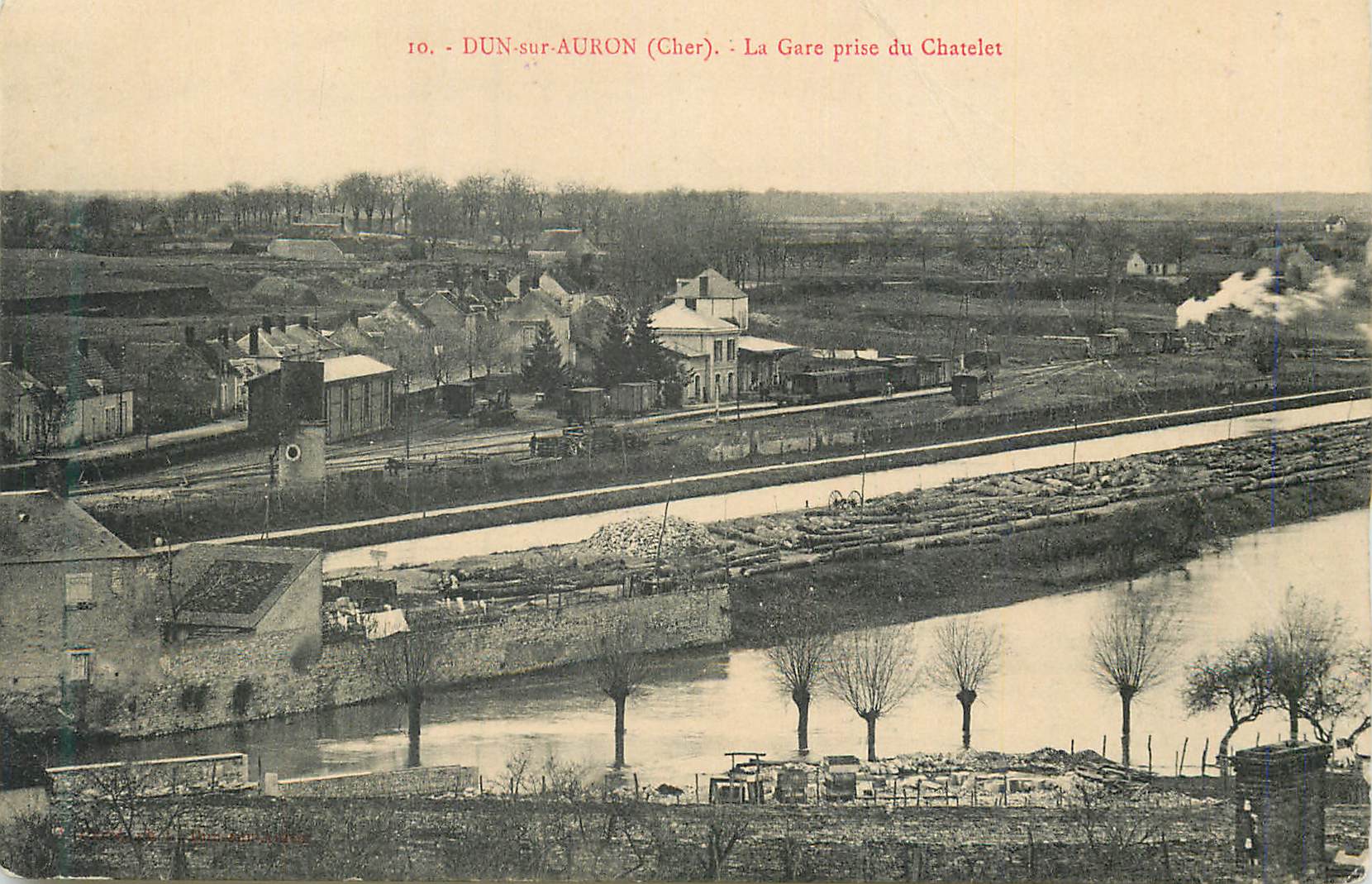 DUN-sur-AURON (Cher) — La Gare prise du Chatelet