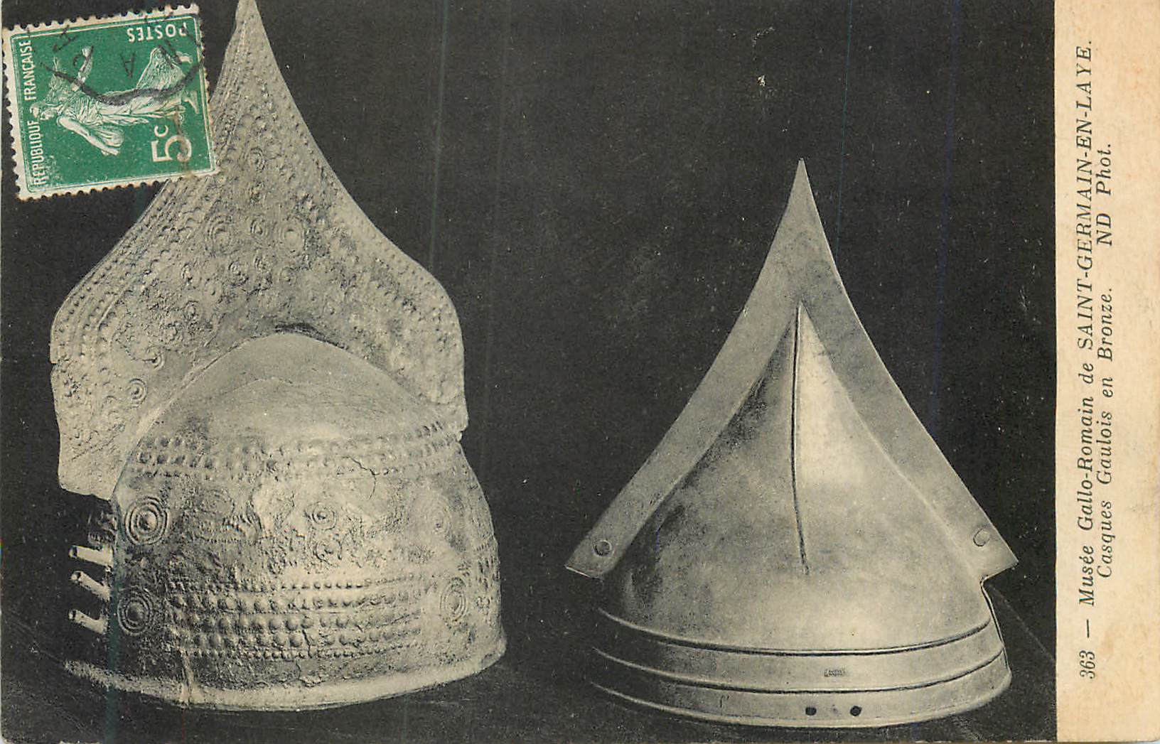 CPA Musee Gallo Romain de St Germain en Laye Casques Gaulois en Bronze