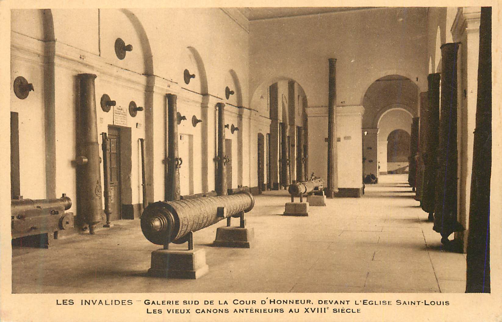CPA Les Invalides Galerie Sud de la Cour d'Honneur