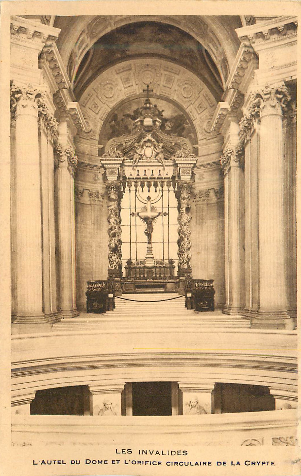CPA Les Invalides l'Autel du Dome et l'Orifice Circulaire de la Crypte