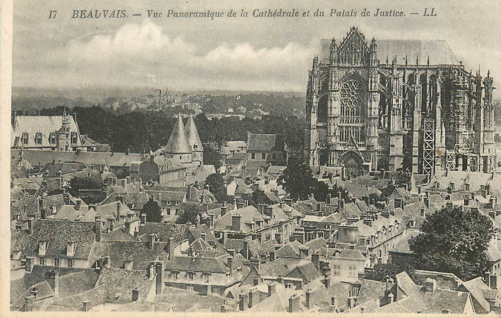 CPA Beauvais Vue Panoramique de la Cathedrale et du Palais de Justice