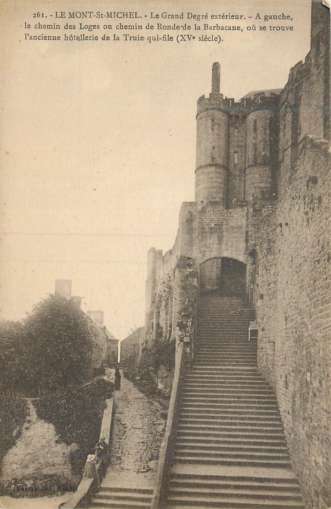 LE MONT-ST-MICHEL — Le Grand Degré extérieur — Ancienne hôtellerie de la Truie-qui-file (XVe siècle)