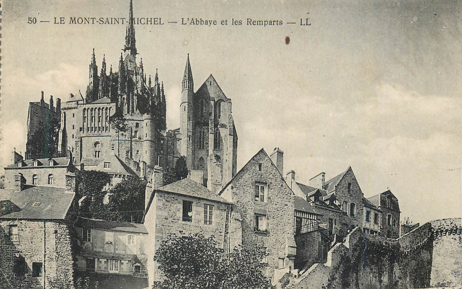 CPA Le Mont Saint Michel l'Abbaye et les Remparts