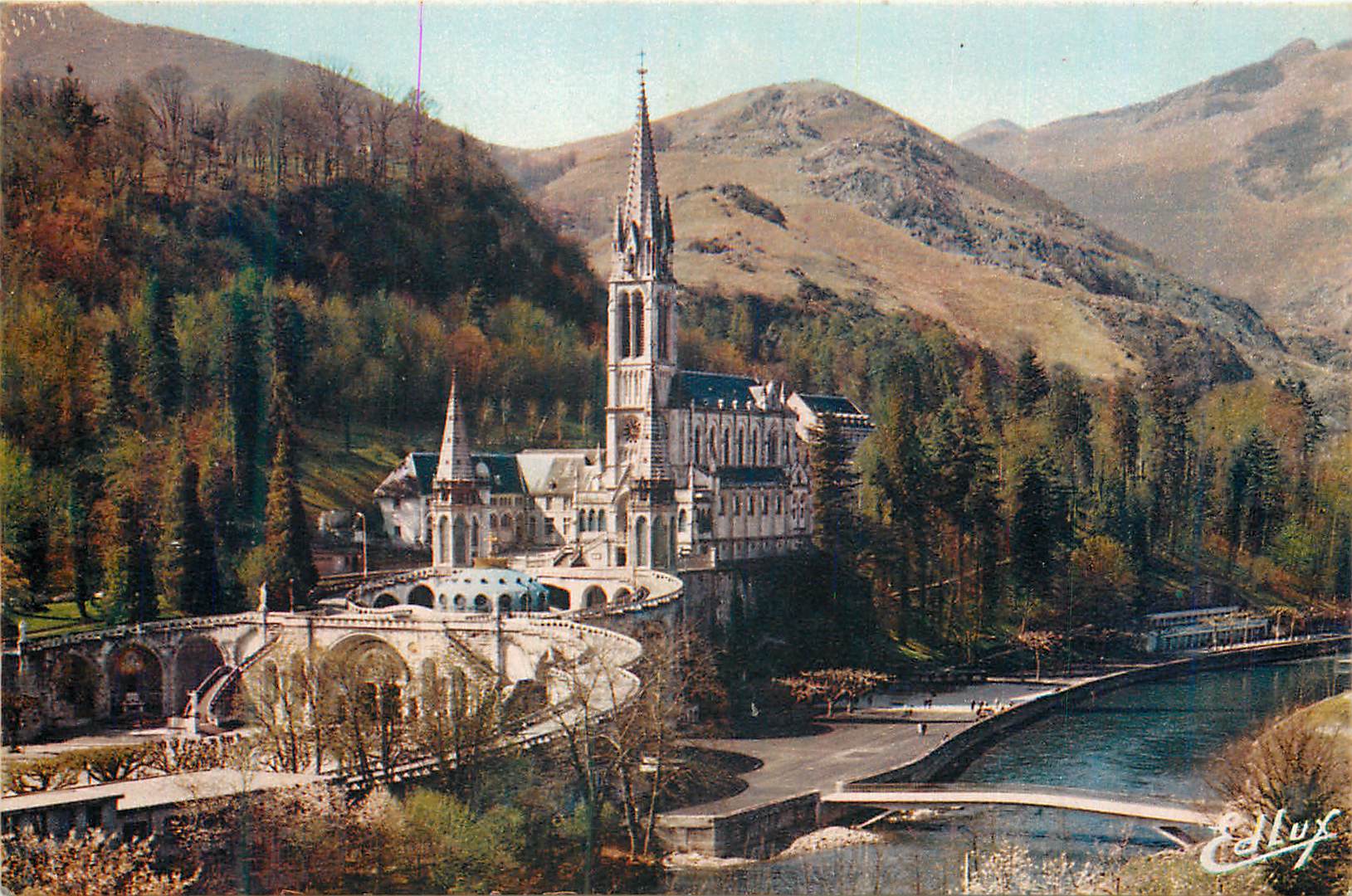 CPM Lourdes la Basilique le Gave et le Nouveau Pont