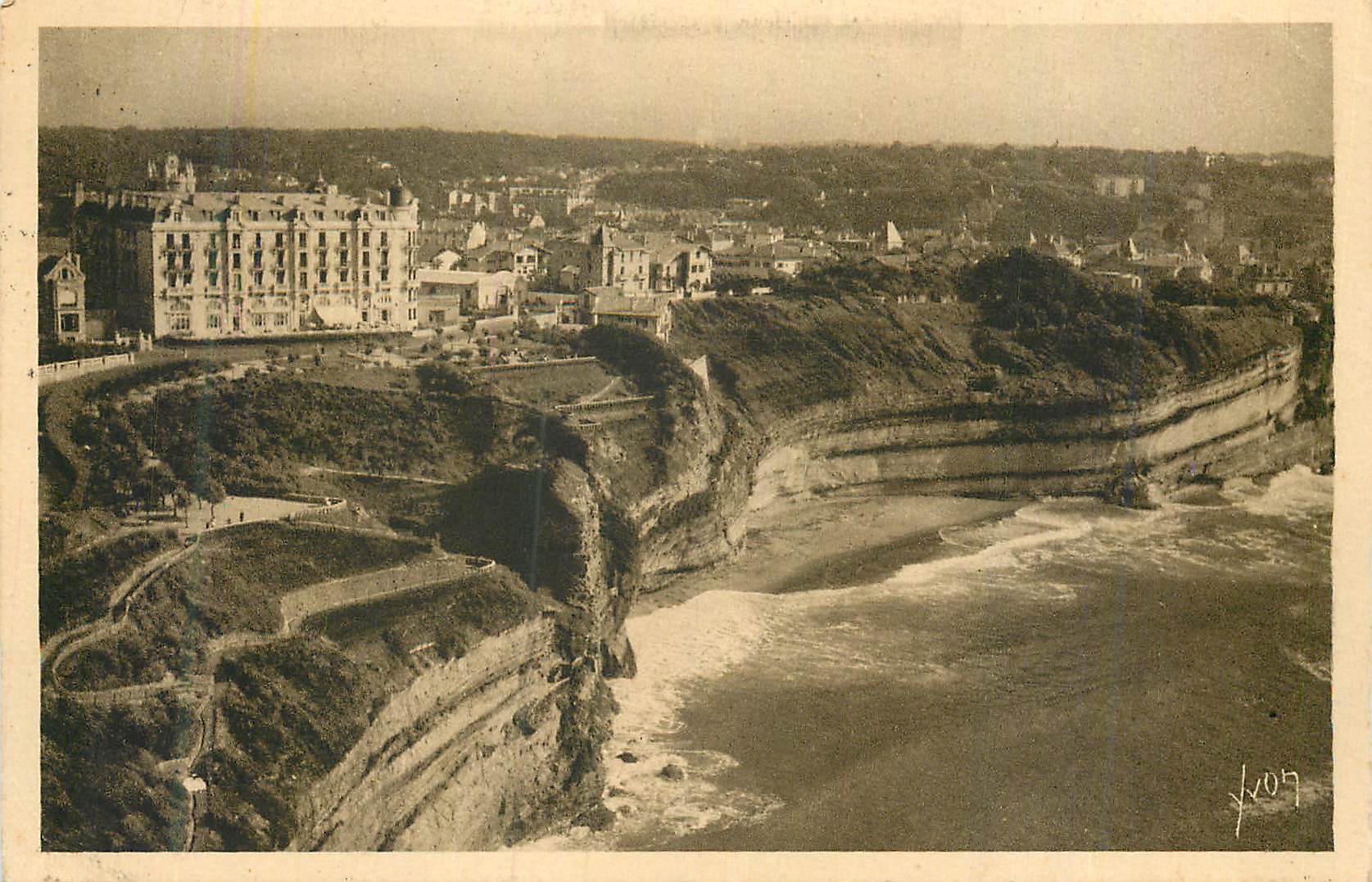 CPA Biarritz (Basses Pyrenees) les Falaises Vues du Phare la Douce France