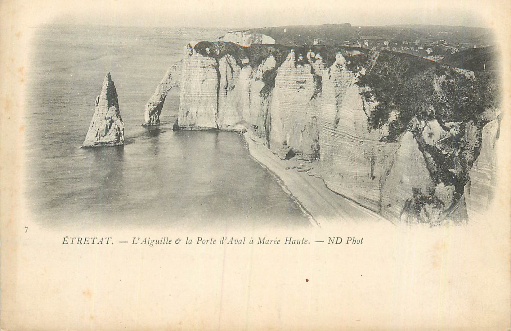 CPA Etretat l'Aiguille et la Porte d'Aval a Maree Haute (carte 1900)