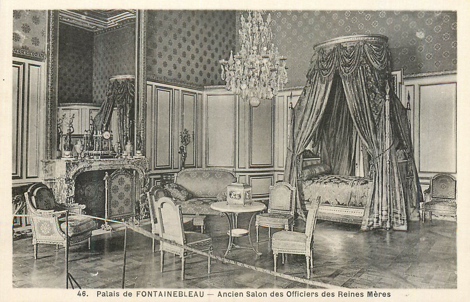Palais de FONTAINEBLEAU — Ancien Salon des Officiers des Reines Mères