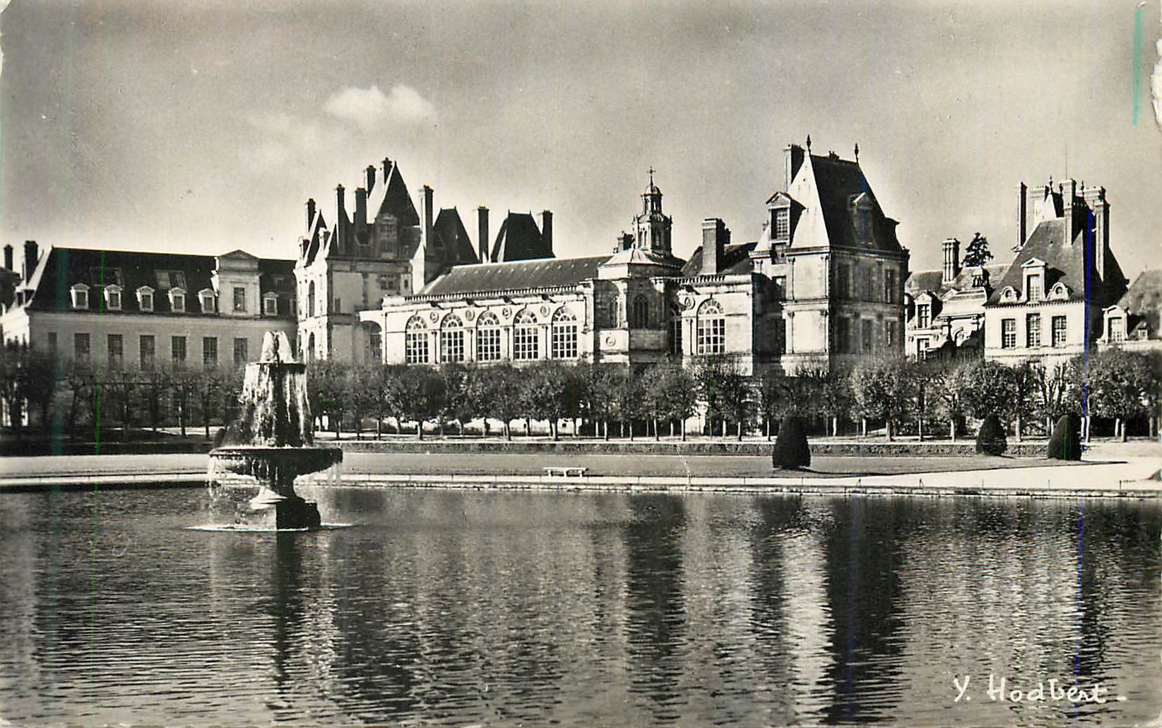 Château de Fontainebleau — vue du parc avec fontaine — Y. Hodbert