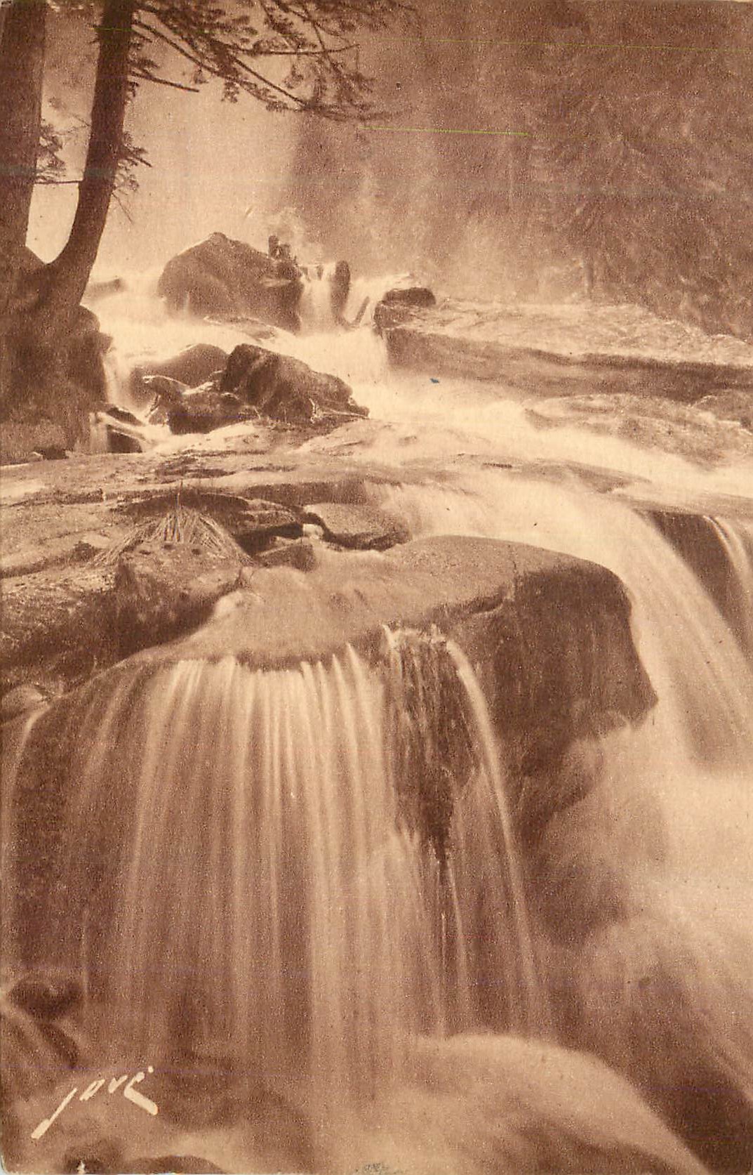 Chutes d'eau dans une forêt — Jové