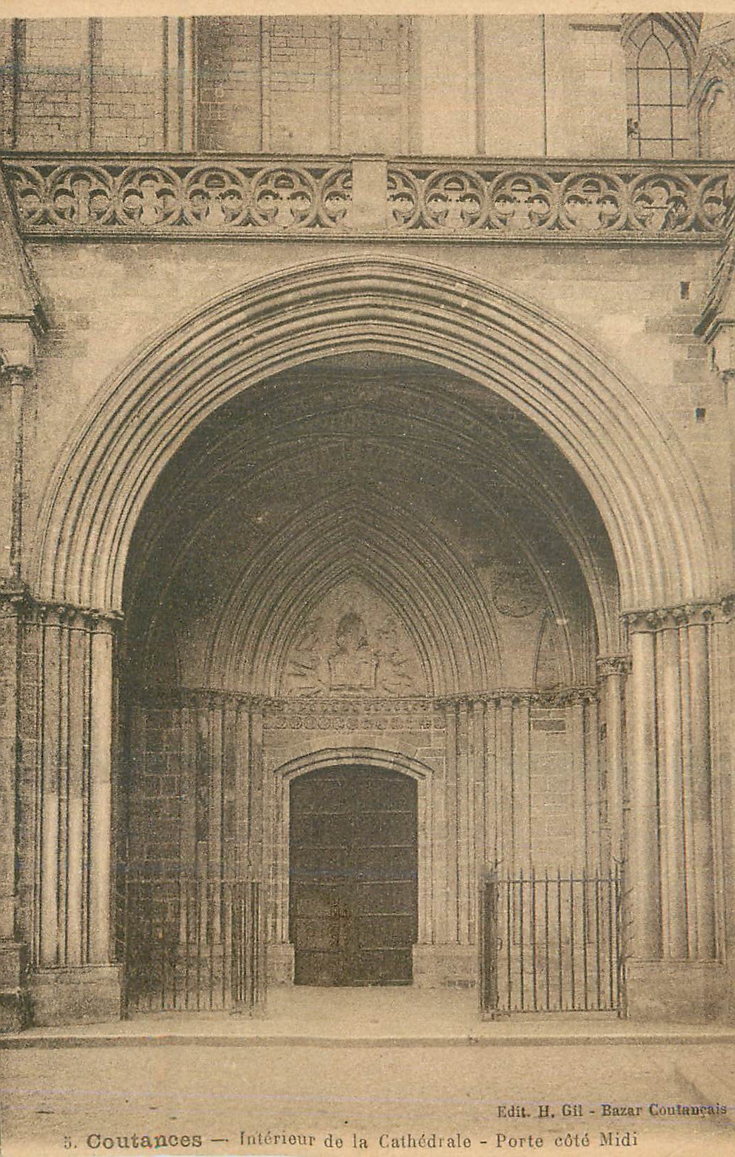 CPA Coutances Interieur de la Cathedrale Porte Cote Midi