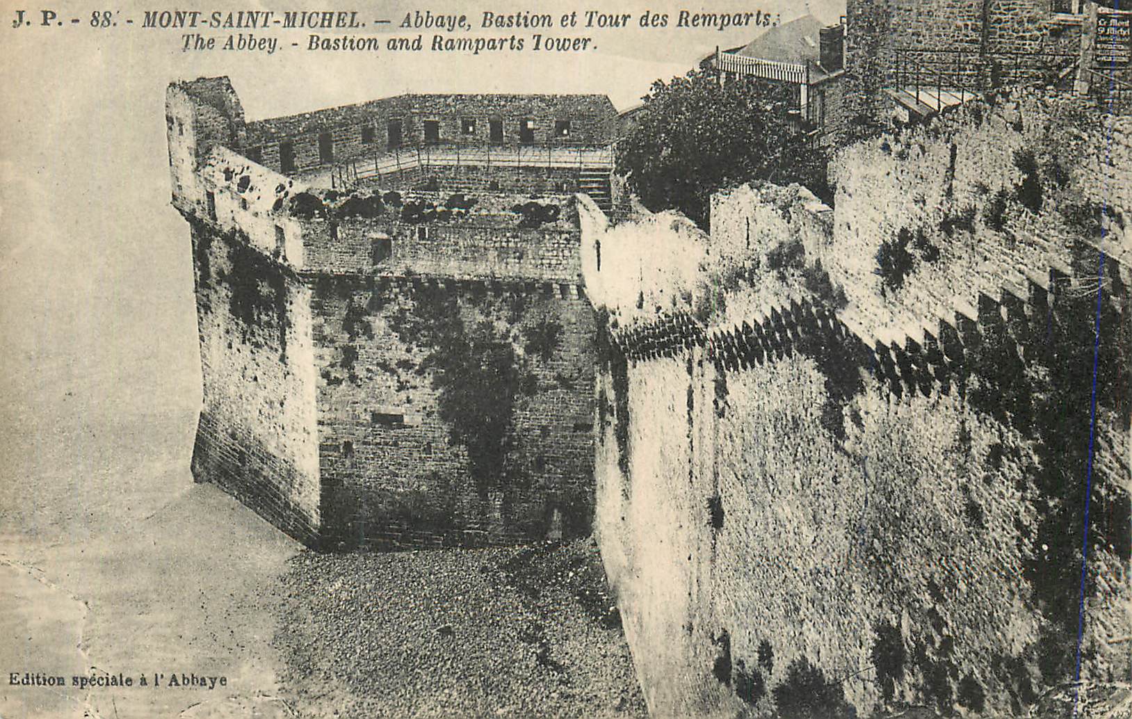 CPA Mont Saint Michel Abbaye Bastion et la Tour de Remparts
