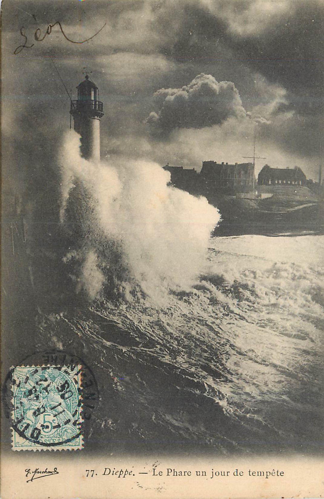 CPA Dieppe Le Phare un Jour de Tempete
