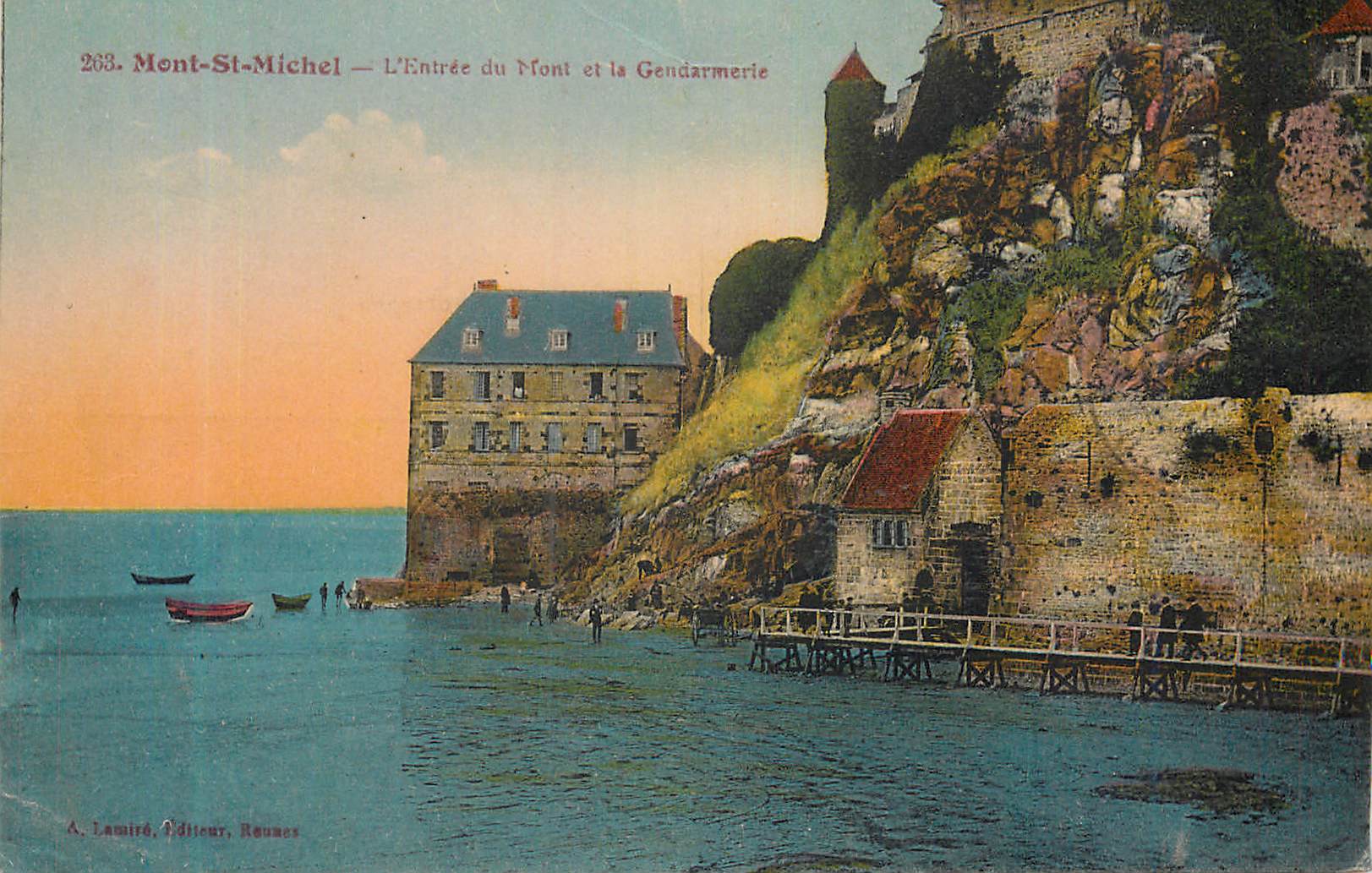 CPA Mont Saint Michel L'Entree du Mont et la Gendarmerie