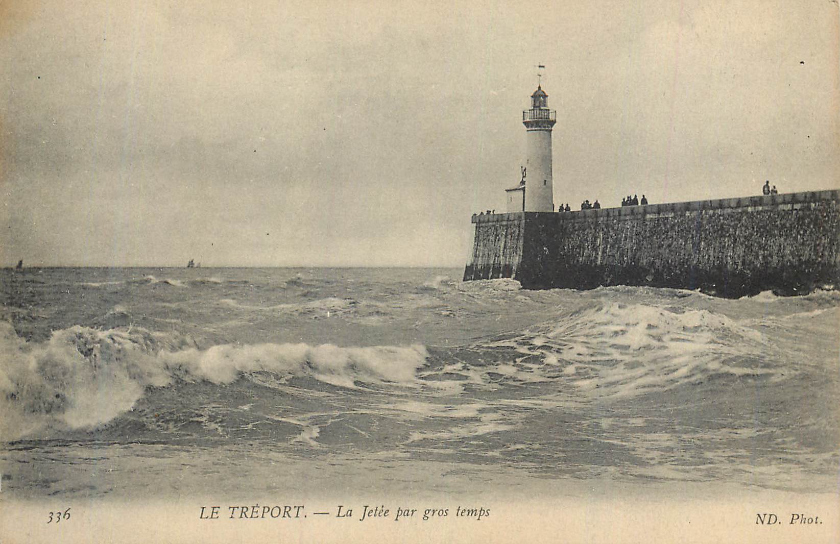 CPA Le Treport La jetee par Gros Temps Phare
