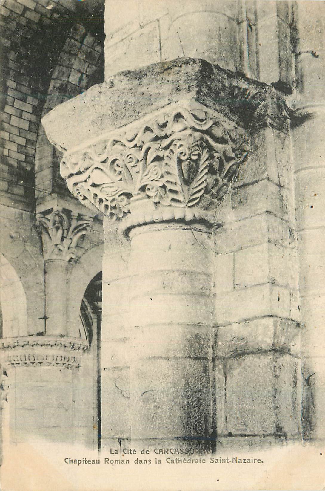 CPA La Cite de Carcassonne Chapiteau Roman dans la Cathedrale Saint Nazaire