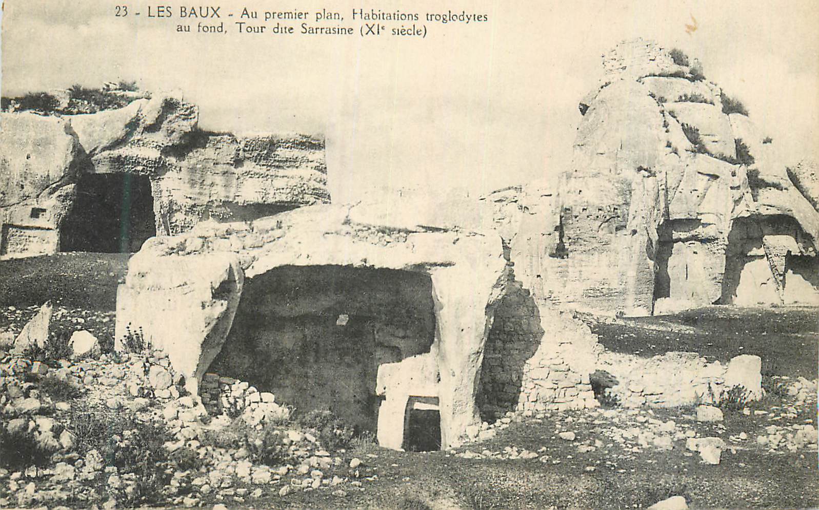 Les Baux - Habitations troglodytes au premier plan, Tour dite Sarrasine (XIe siècle)