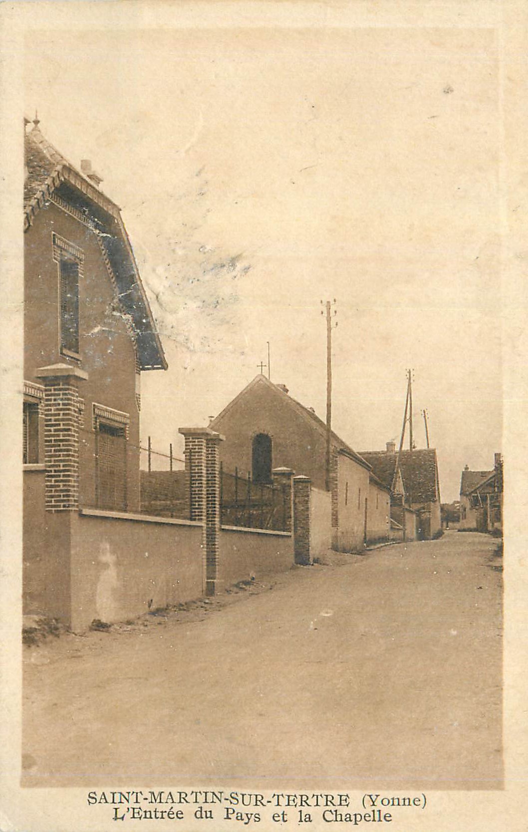CPA Saint Martin sur Tertre (Yonne) L'Entree du Pays et la Chapelle