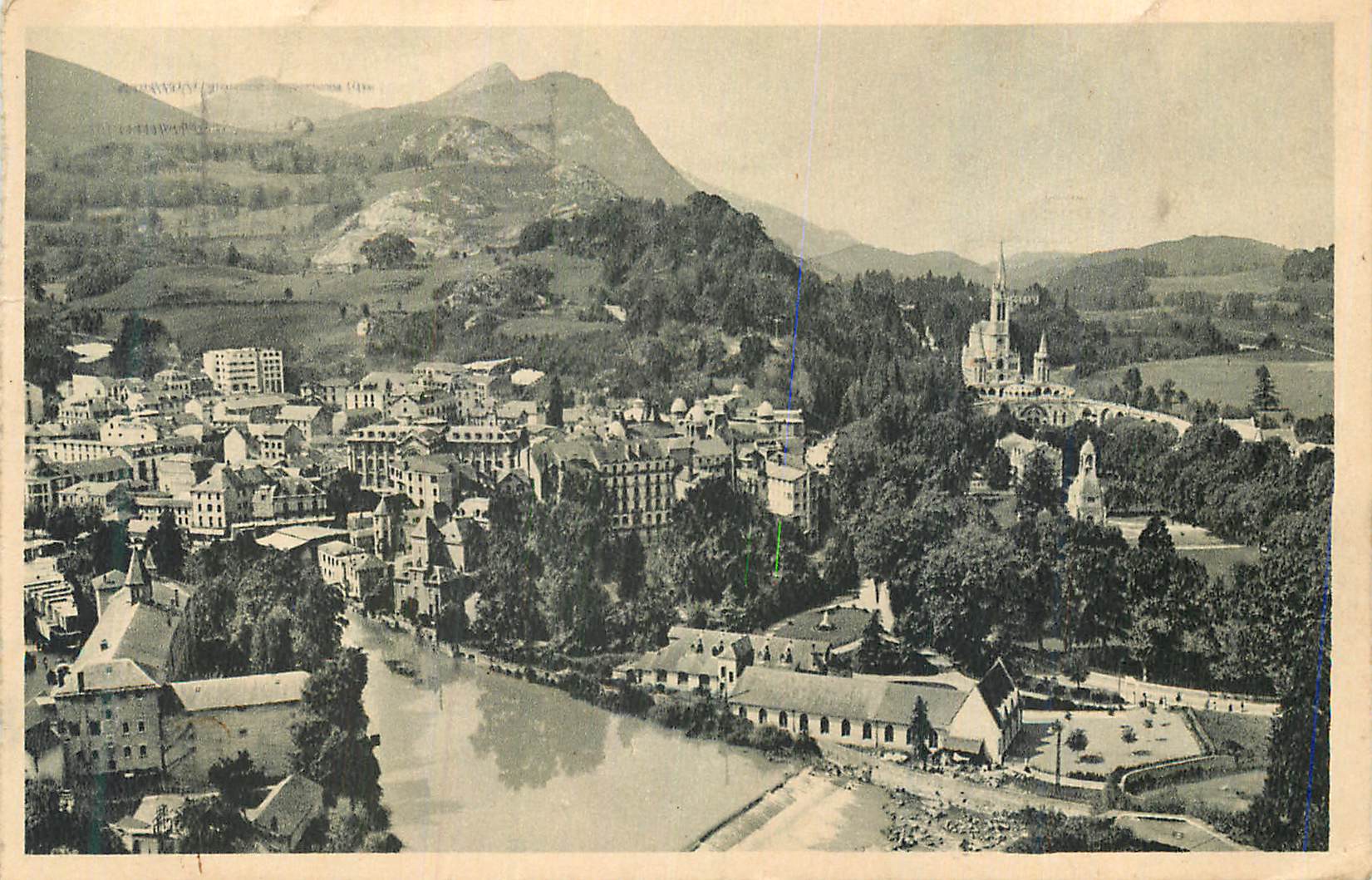 CPA Lourdes Vue Generale et la Basilique