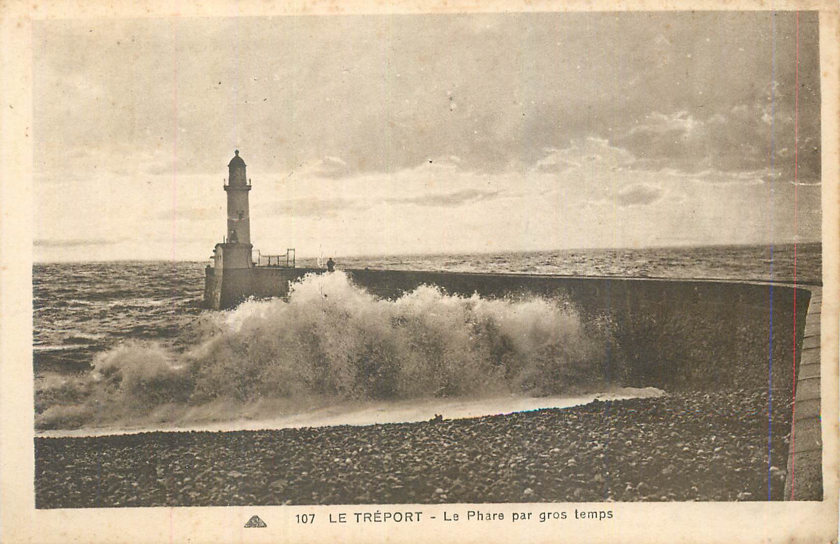 CPA Le Treport Le Phare par Gros Temps