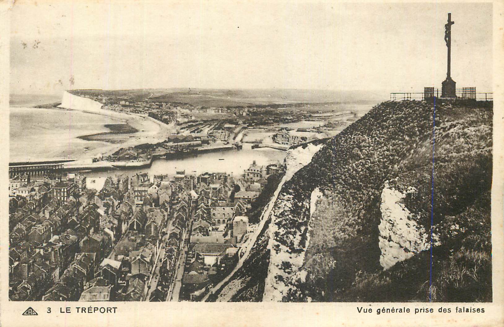 CPA Le Treport Vue Generale prise des Falaises