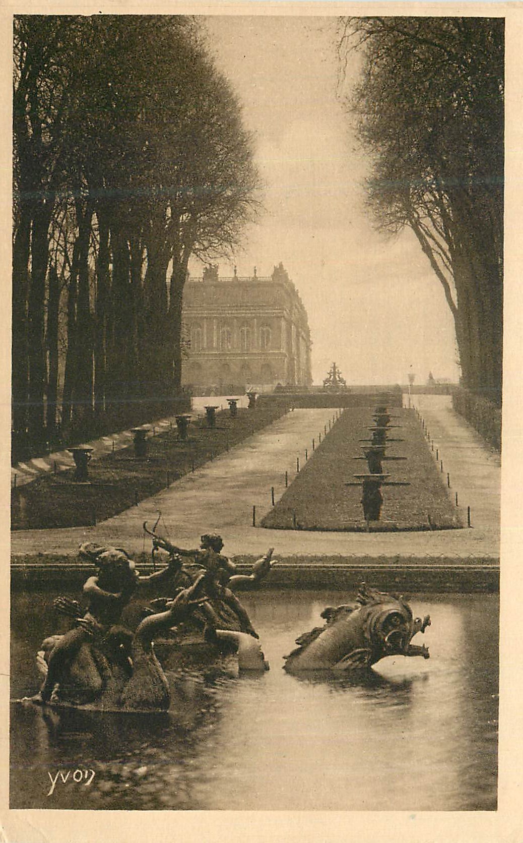 Jardin du Château de Versailles — Vue des bassins et des statues — Yvonn