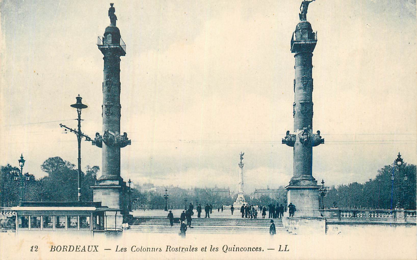 CPA Bordeaux Les Colonnes Rostrales et les Quinconces Tramway