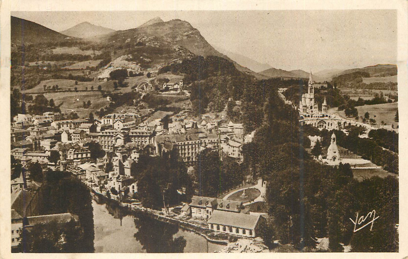 CPA Lourdes Vue Generale prise du Chateau Fort