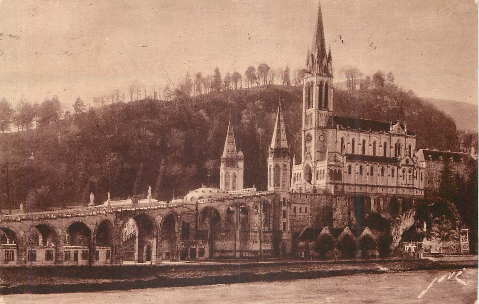 CPA Lourdes ( H P) La Basilique et la Grotte
