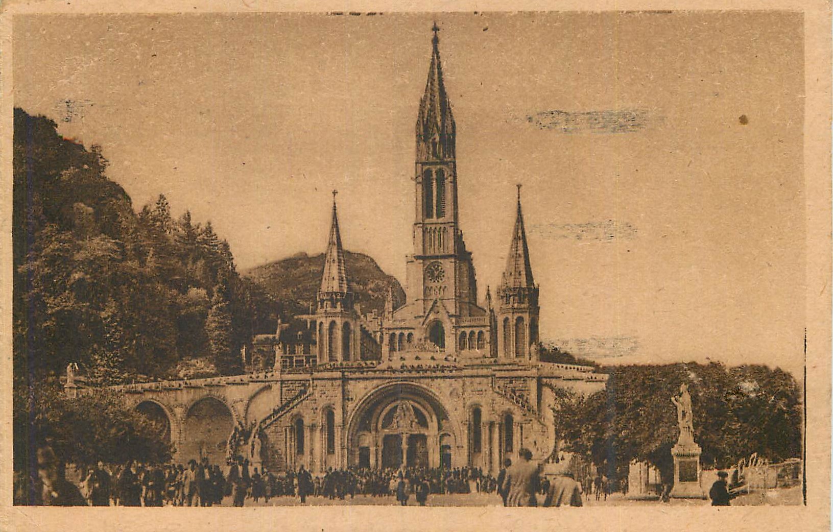 CPA Lourdes Pyrenees L'Esplanade et la Basilique