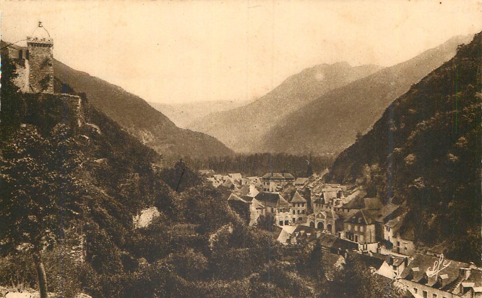 Village en vallée — vue panoramique avec château fort — Éditeur : 'E. Leclerc' (n° 123)