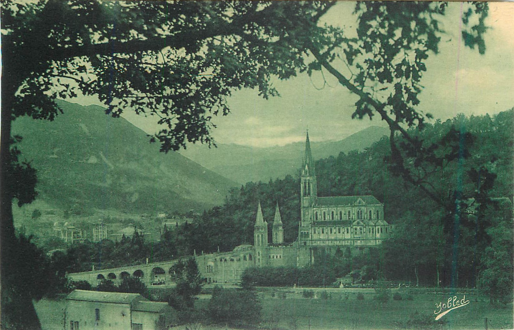 CPA Lourdes (Hautes Pyrenees) La Basilique et Pic du Jer