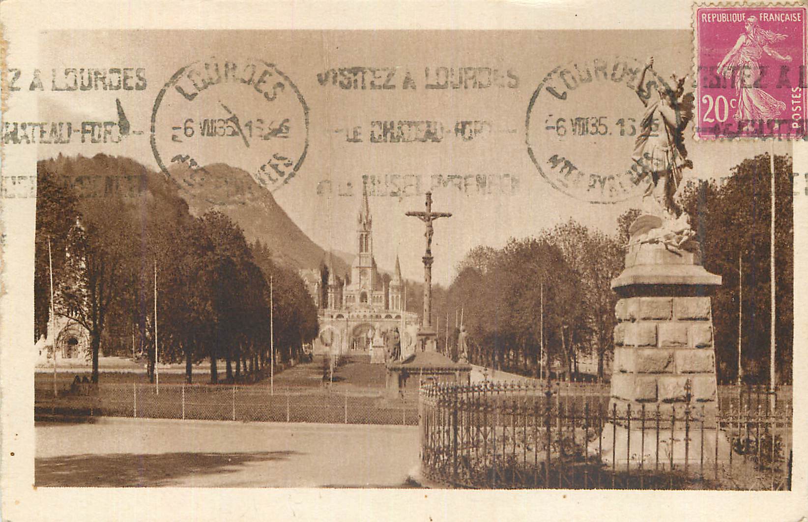 CPA Lourdes St Michel la Croix des Bretons et la Basilique