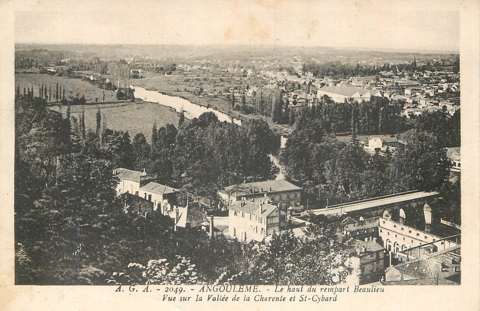 Angoulême — Vue sur la Vallée de la Charente et St-Cybard — Le haut du rempart Beaulieu — A.G.A. - 2049