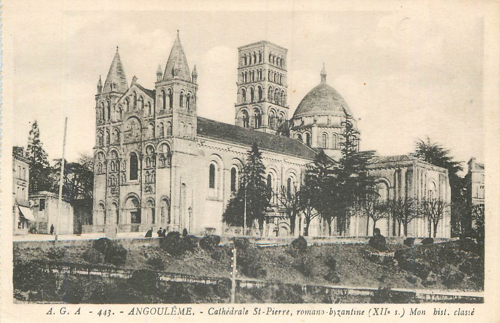 CPA Angouleme Cathedrale St Pierre Romano Bizantine (XIIe S)