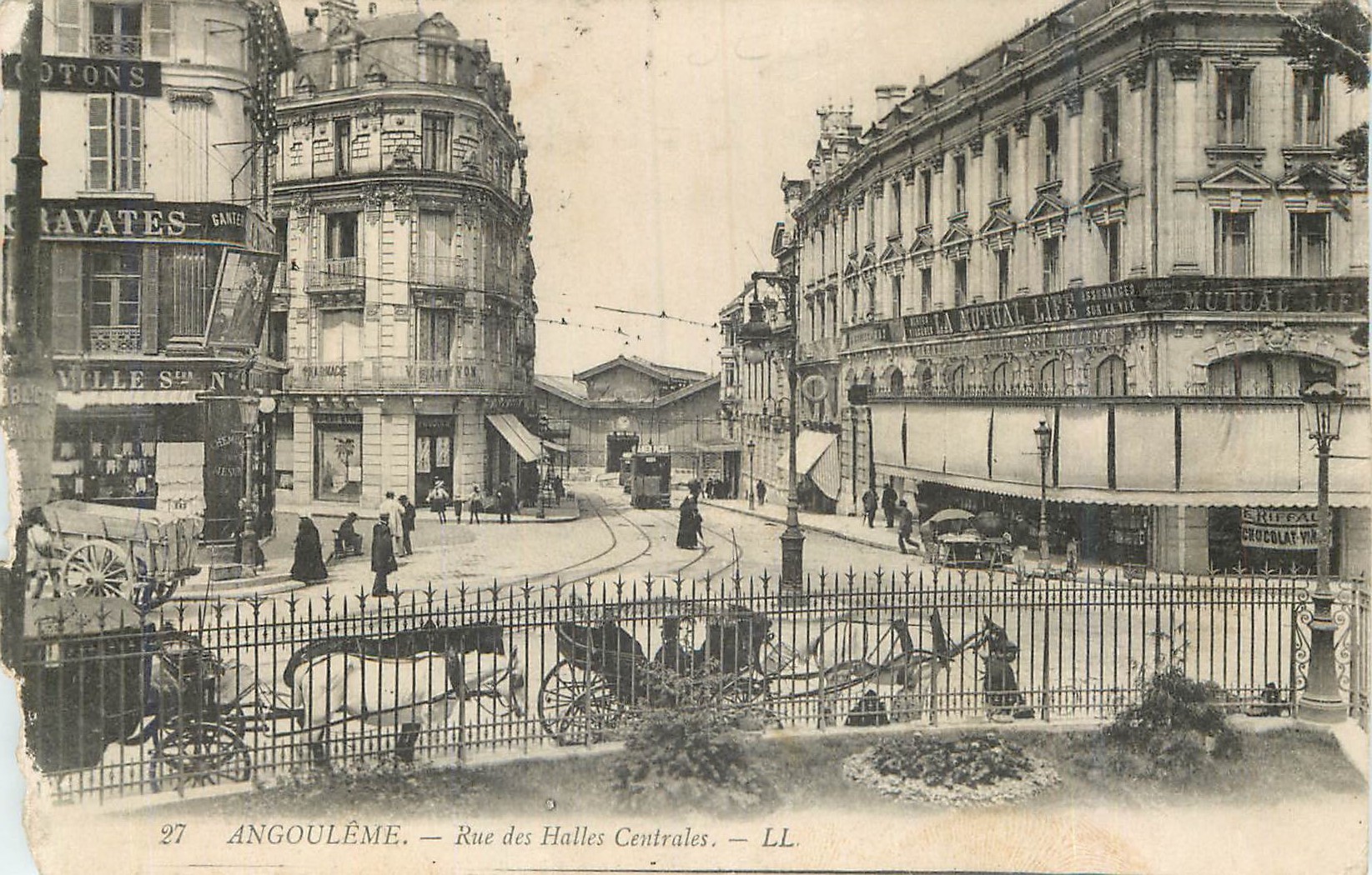 CPA Angouleme Rue des Halles Centrales
