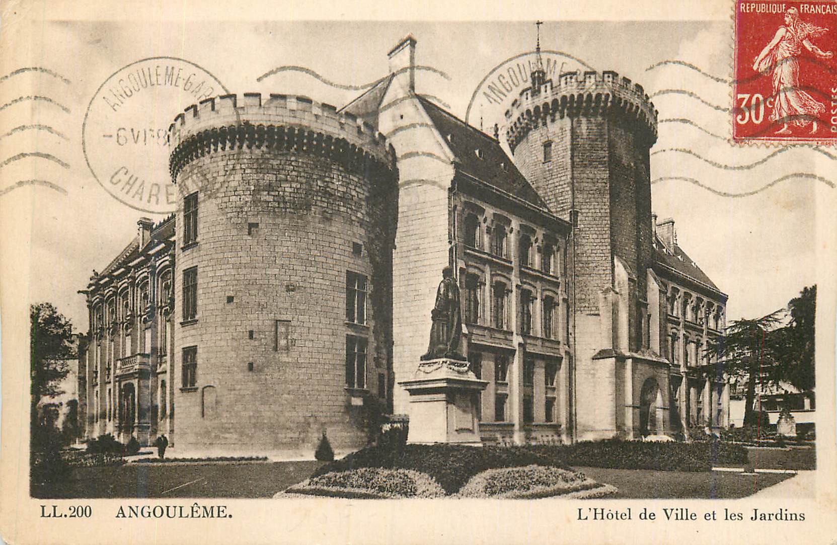 CPA Angouleme L'Hotel de Ville et les Jardins