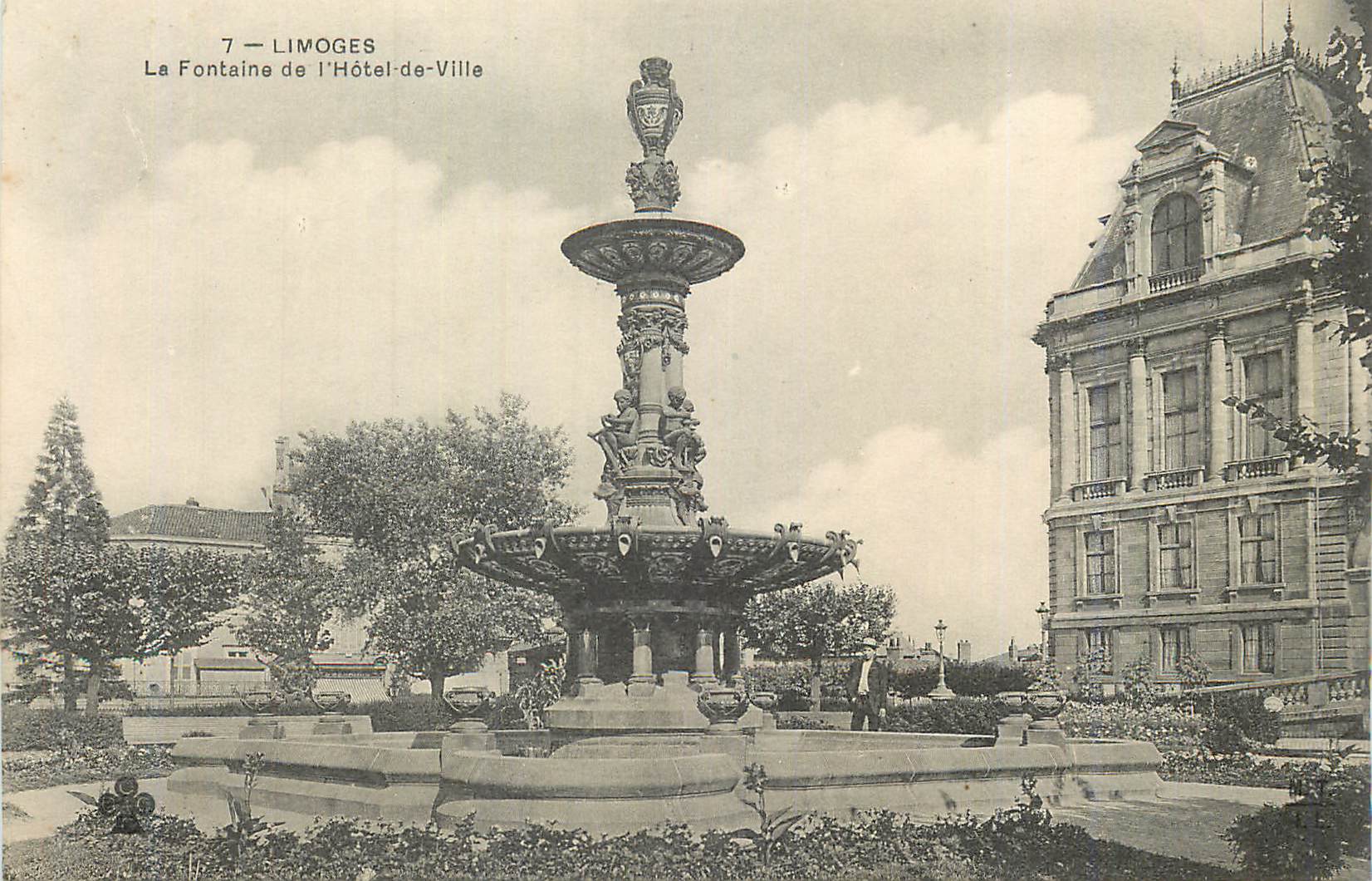 CPA Limoges La Fontaine de l'Hotel de Ville