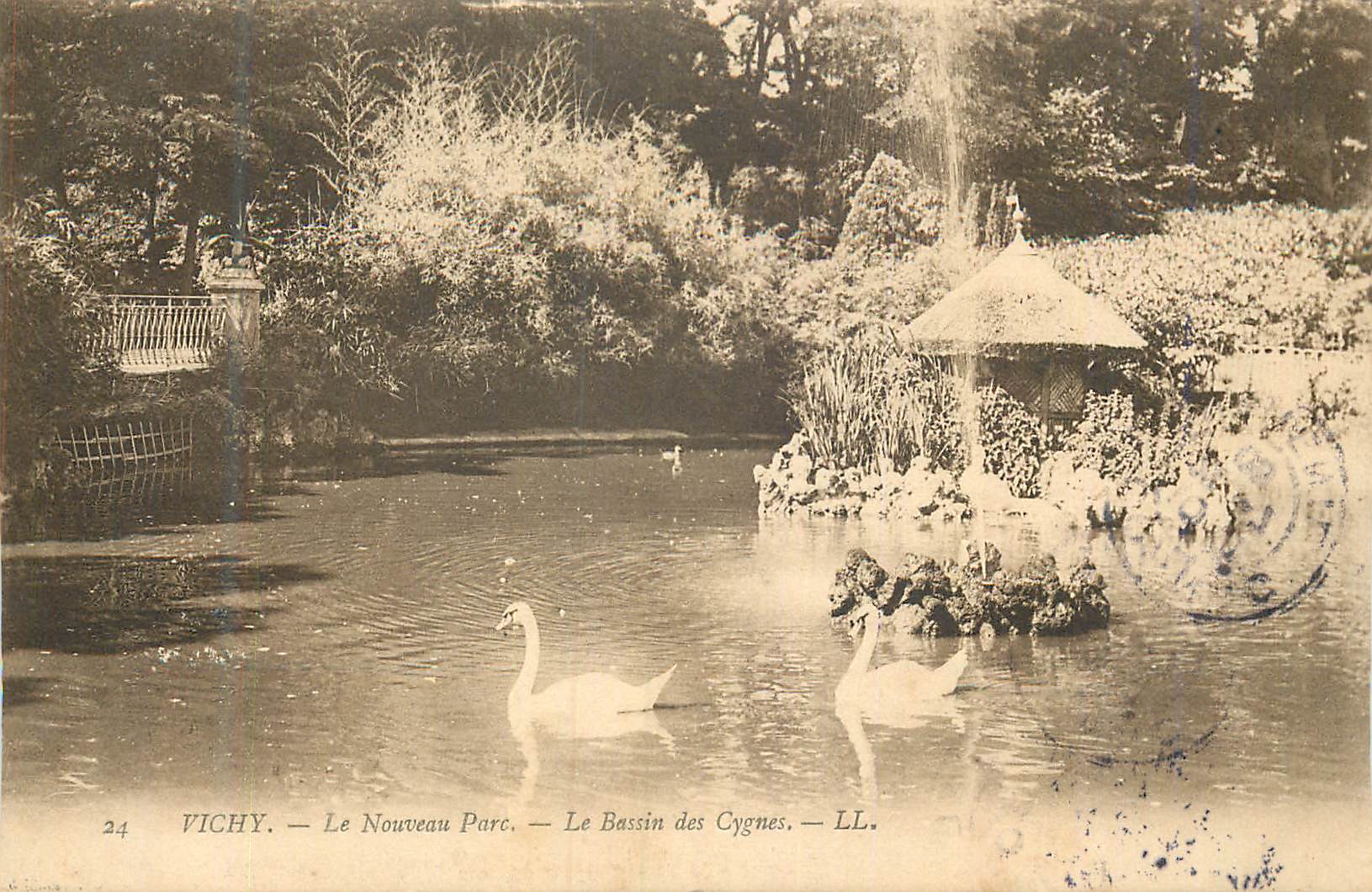 CPA Vichy Le Nouveau Parc Le Bassin des Cygnes