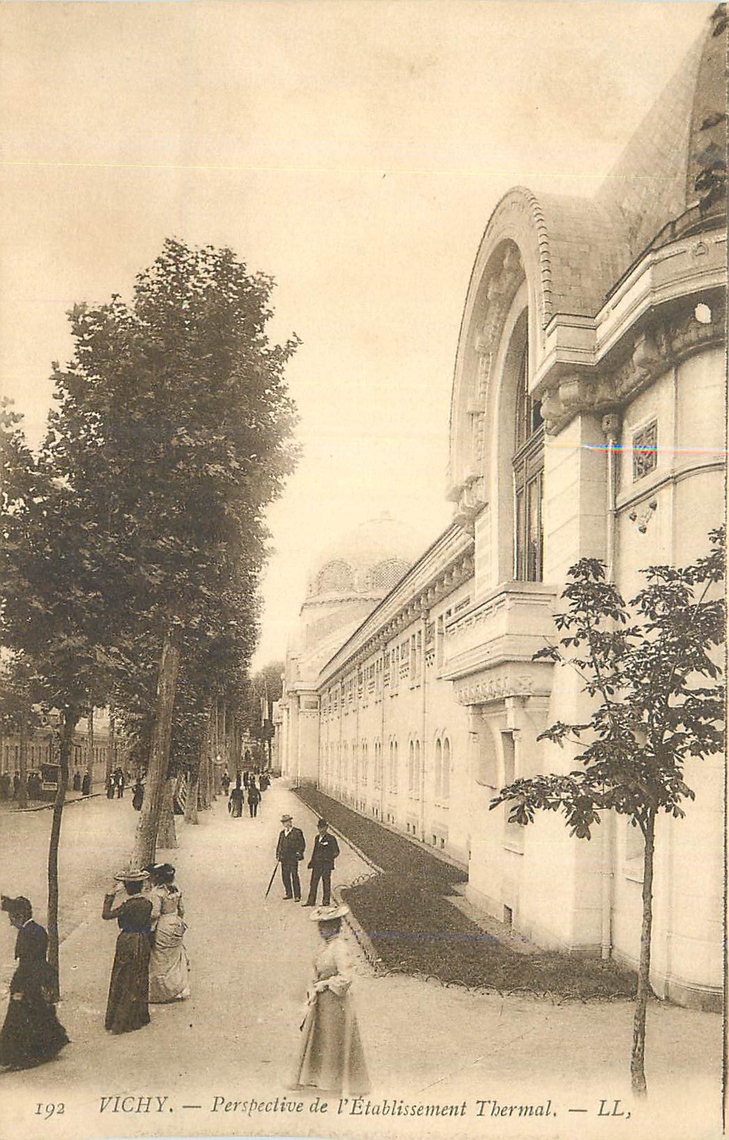 CPA Vichy Perspective de l'Etablissement Thermal