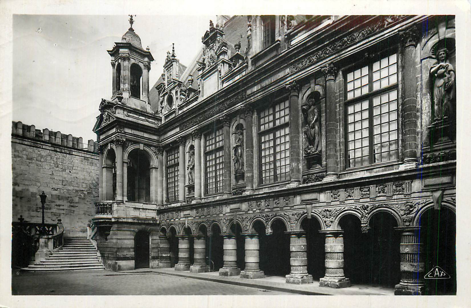 CPM La Rochelle L'Hotel de Ville Facade sur la Cour Interieure