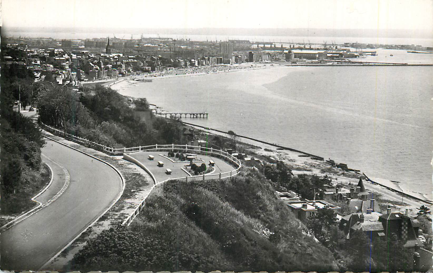 CPM Sainte Adresse Vue Panoramique et la Plage du Havre La Table d'Orientation