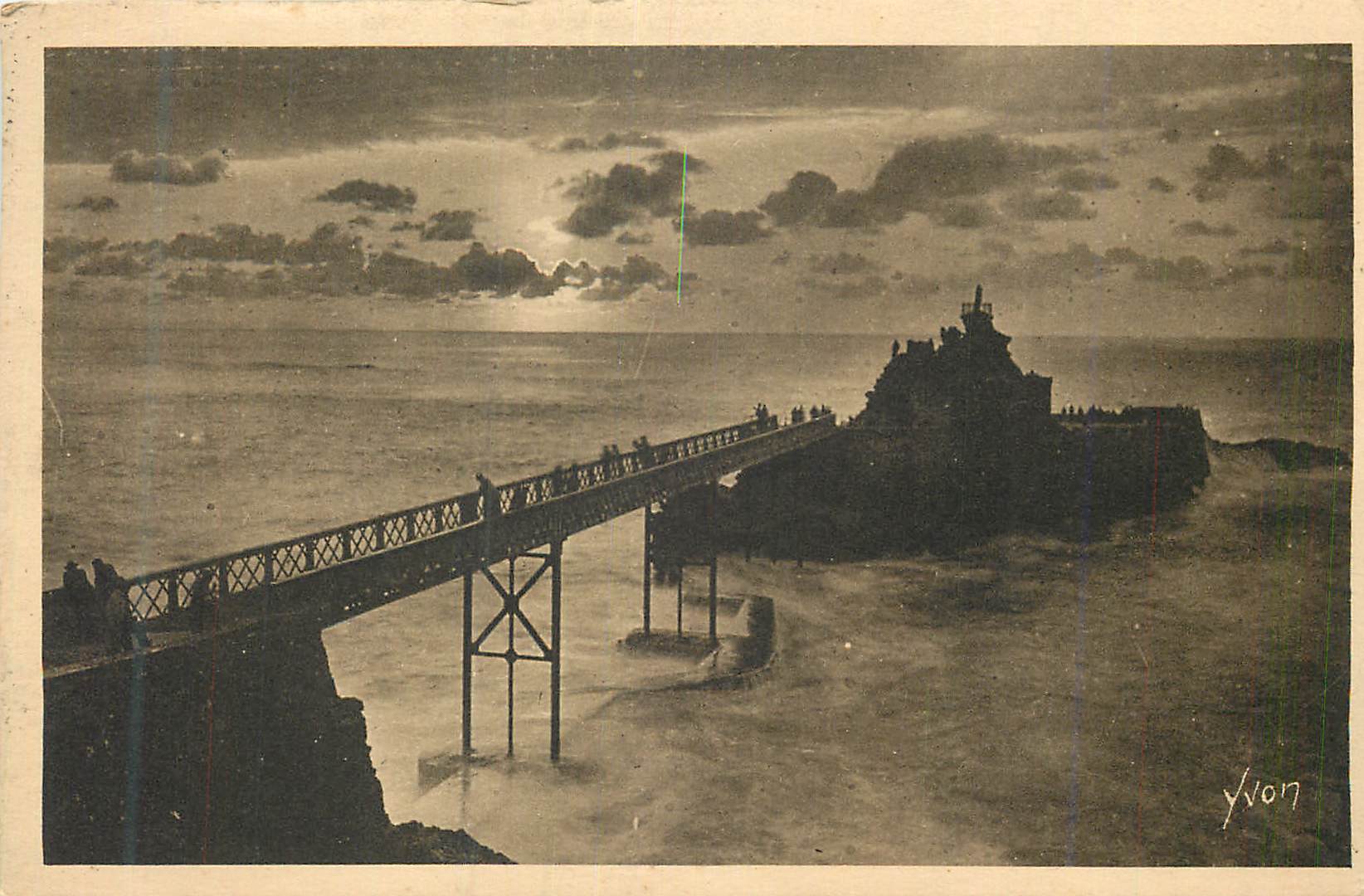 CPA Biarritz (Basses Pyrenees) Cote d'Azur La Douce France Le Rocher de la Vierge au Crepuscule