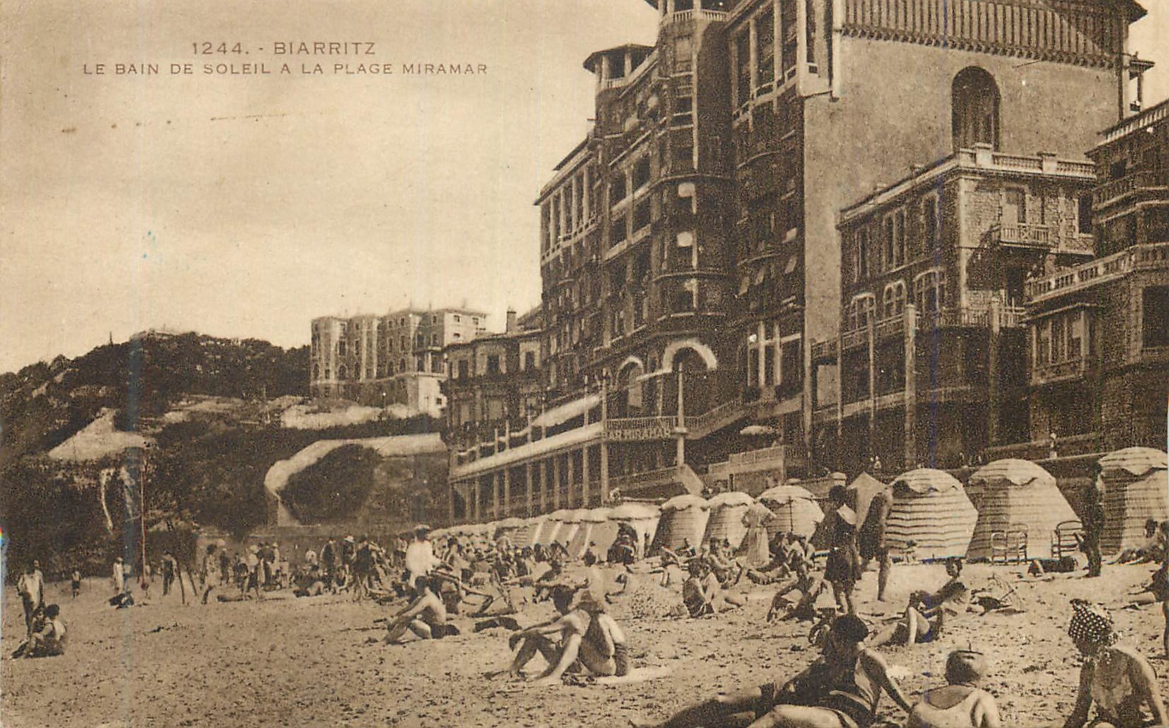 CPA Biarritz Le Bain de Soleil a la Plage Miramar