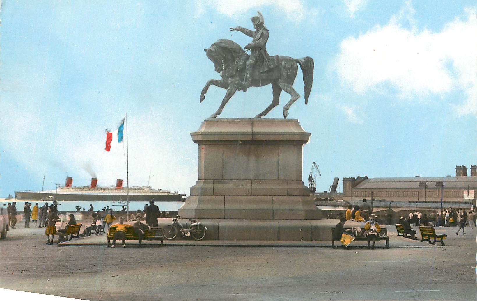 CPM Cherbourg (Manche) La Statue de Napoleon La Gare Maritime et Depart du Queen Mary Bateau Paquebot