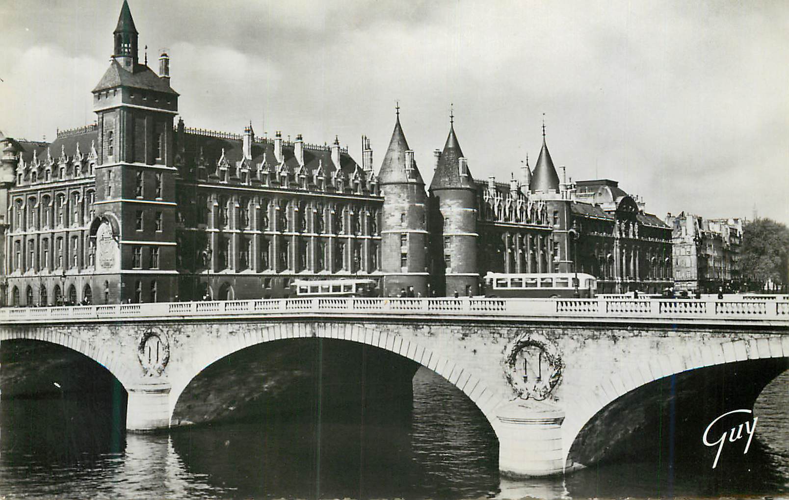 CPM Paris et ses Merveilles Palais de Justice et la Conciergerie (XIVe S)