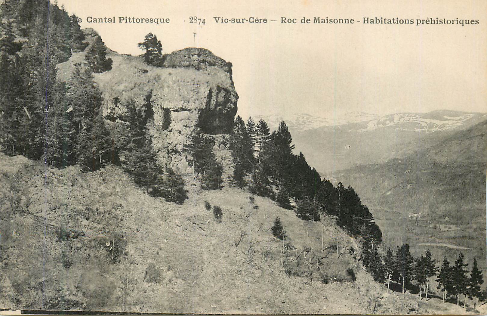 CPA Vic sur Cere Le Cantal Pittoresque Roc de Maisonne Habitations Phehistoriques