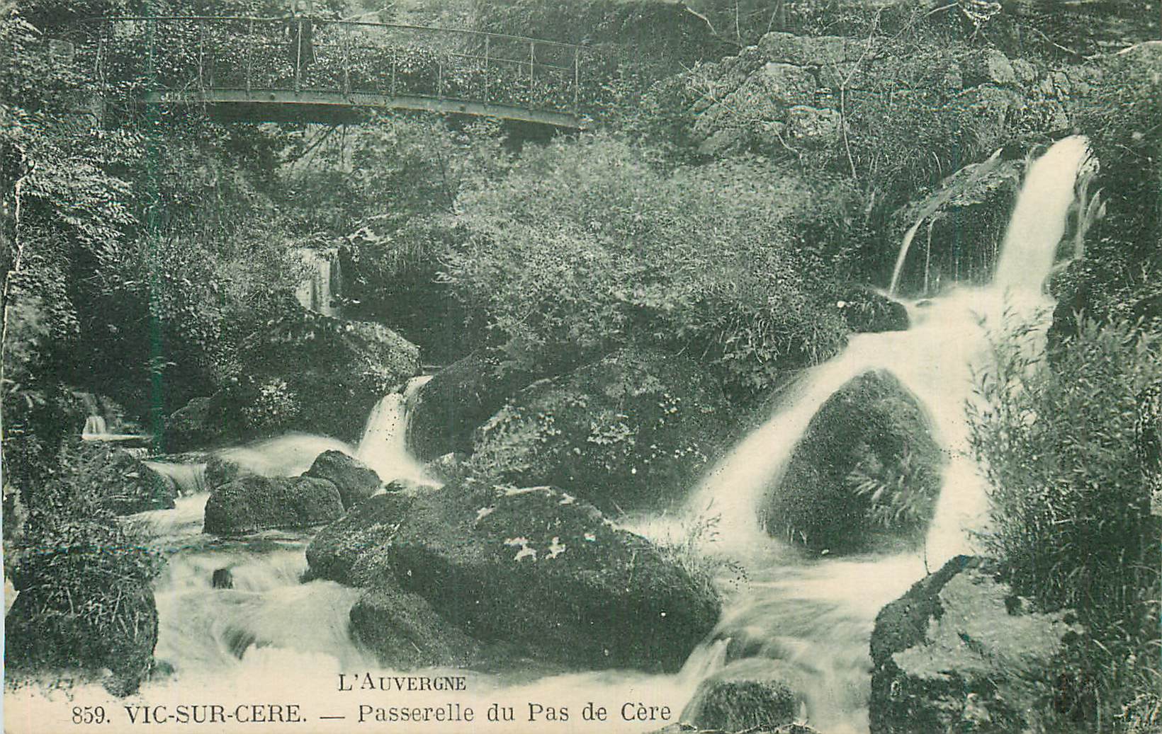 CPA Vic sur Cere L'Auvergne Passerelle du Pas de Cere