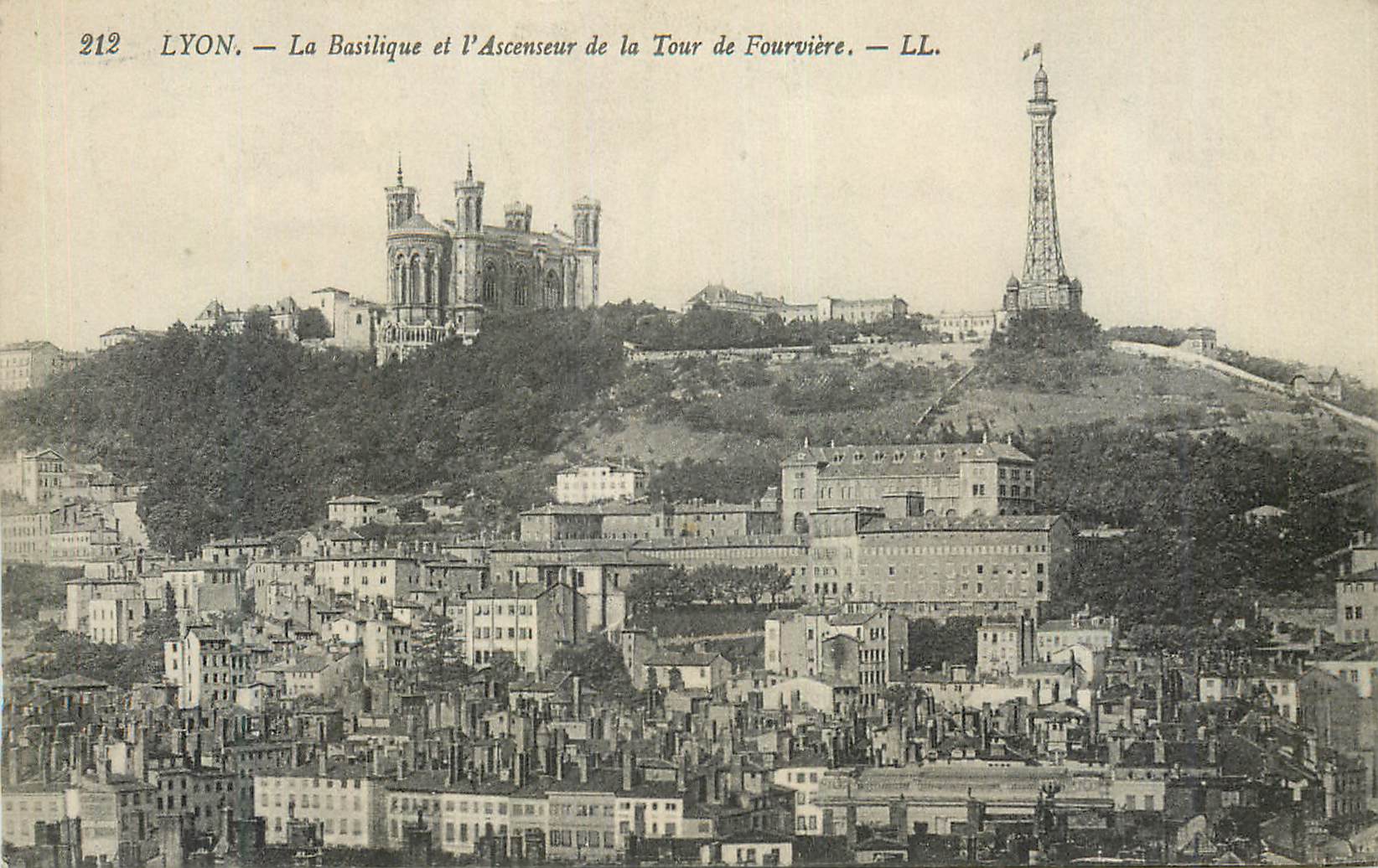 CPA Lyon La Basilique et l'Ascenseur de la Tour de Fourviere